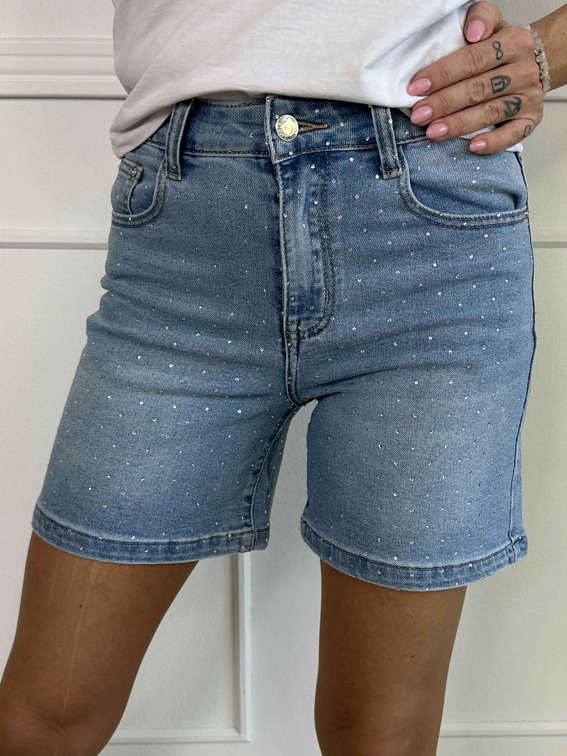 Karla - Denimshorts med utsmyckning av gjutformar